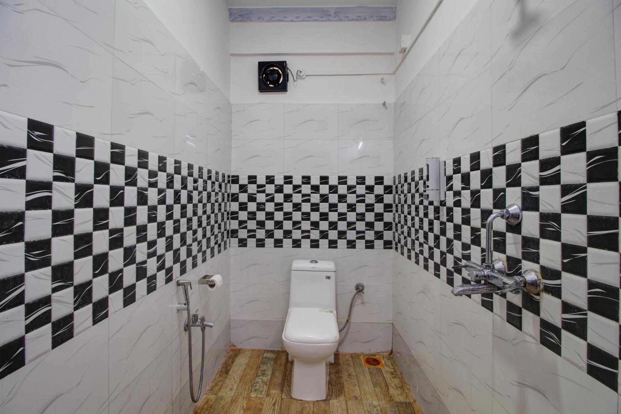 Hotel Pleasure Inn Near Turtle Beach Morjim Manage By Ld Group Of Hospitality エクステリア 写真